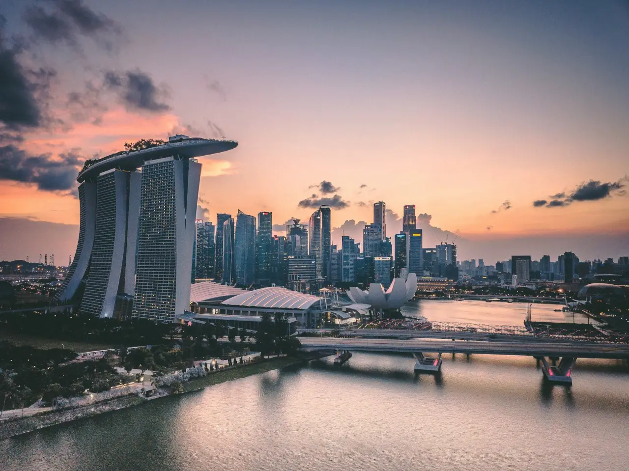 Exploring Singapore’s Illuminated Landmarks After Sunset
