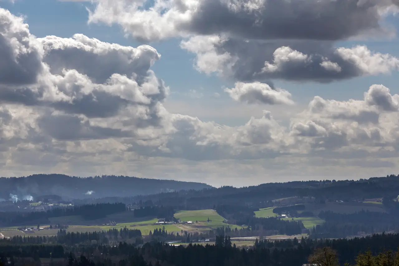 Vistas escénicas de las montañas Shehalem y el valle del río Churachin con tierras de cultivo y bosques bajo el cielo nublado en Beaverton, Oregon.