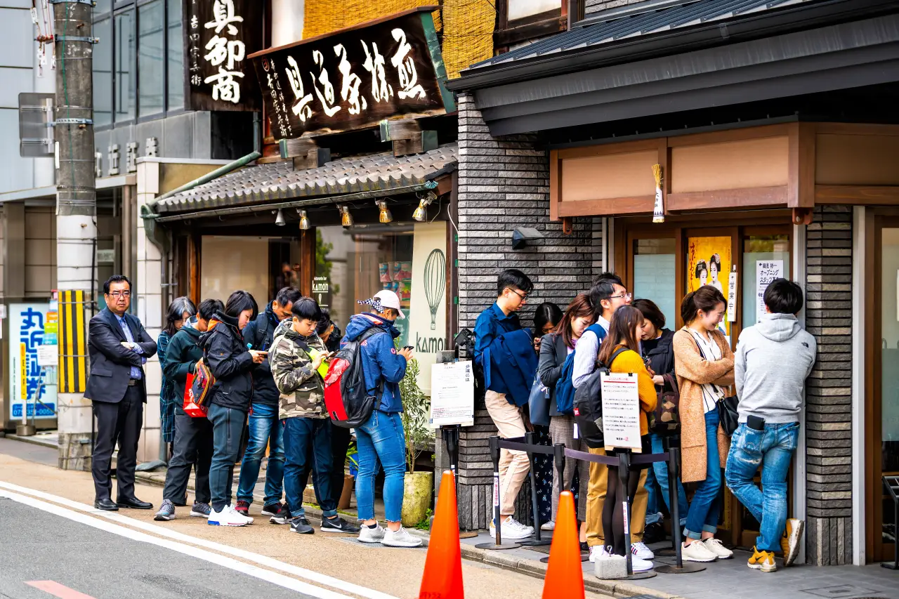烹饪旅游业在亚洲上升,因为Agoda确定了美食家目的地3 在日本京都市尼西基市场附近的Teramachi Fukuda餐厅外面等待的人们,为传统的Kaiseki美食。