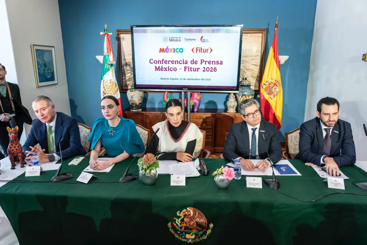 Press conference in Madrid announcing Mexico as FITUR 2026 Partner Country, with tourism and government officials seated at a table.