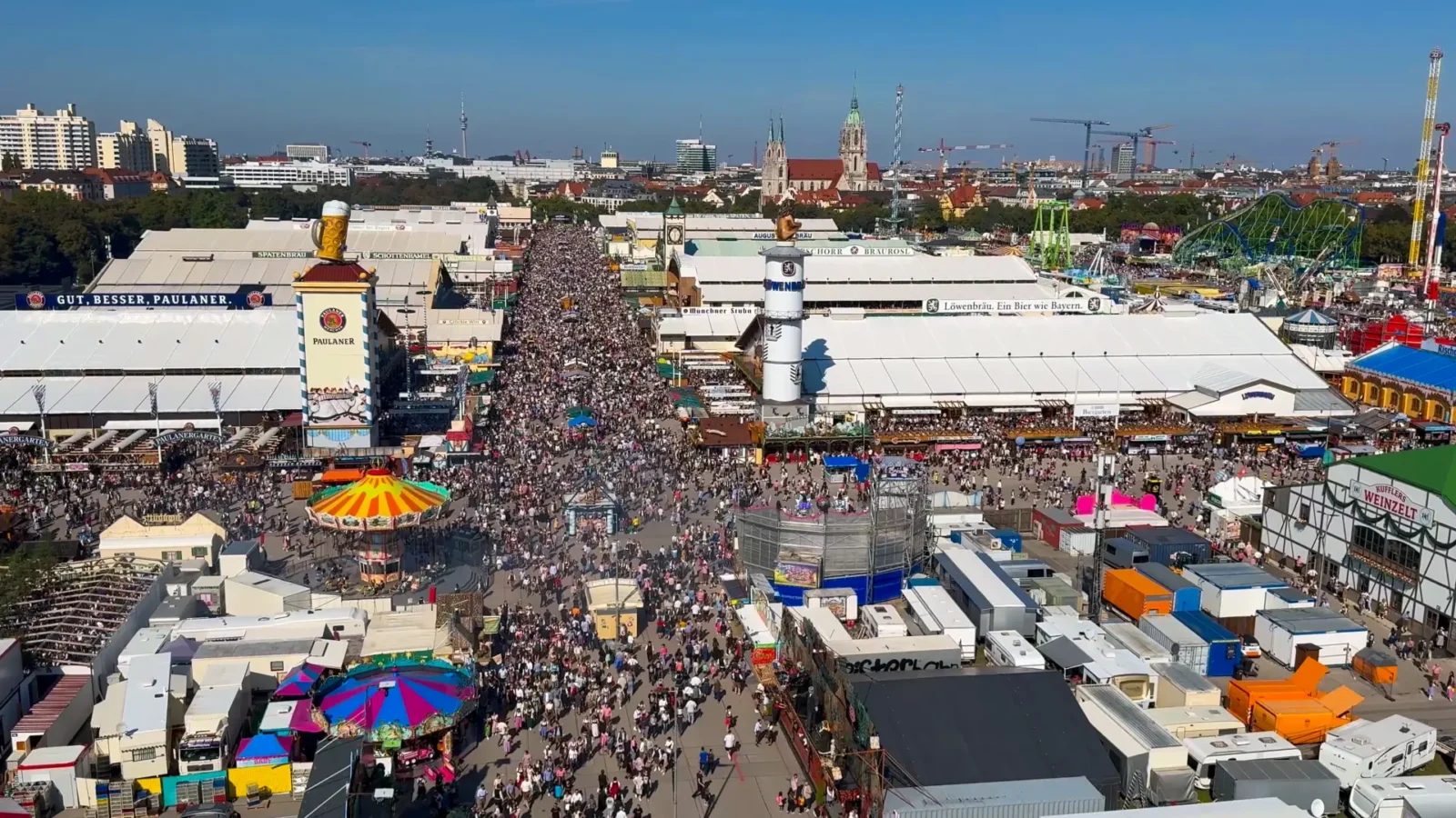 Cierre de amenaza de bomba del suelo del Oktoberfest en Munich 3 Vista aérea de una carpa de cerveza con una gran multitud en el Oktoberfest Ground en Munich