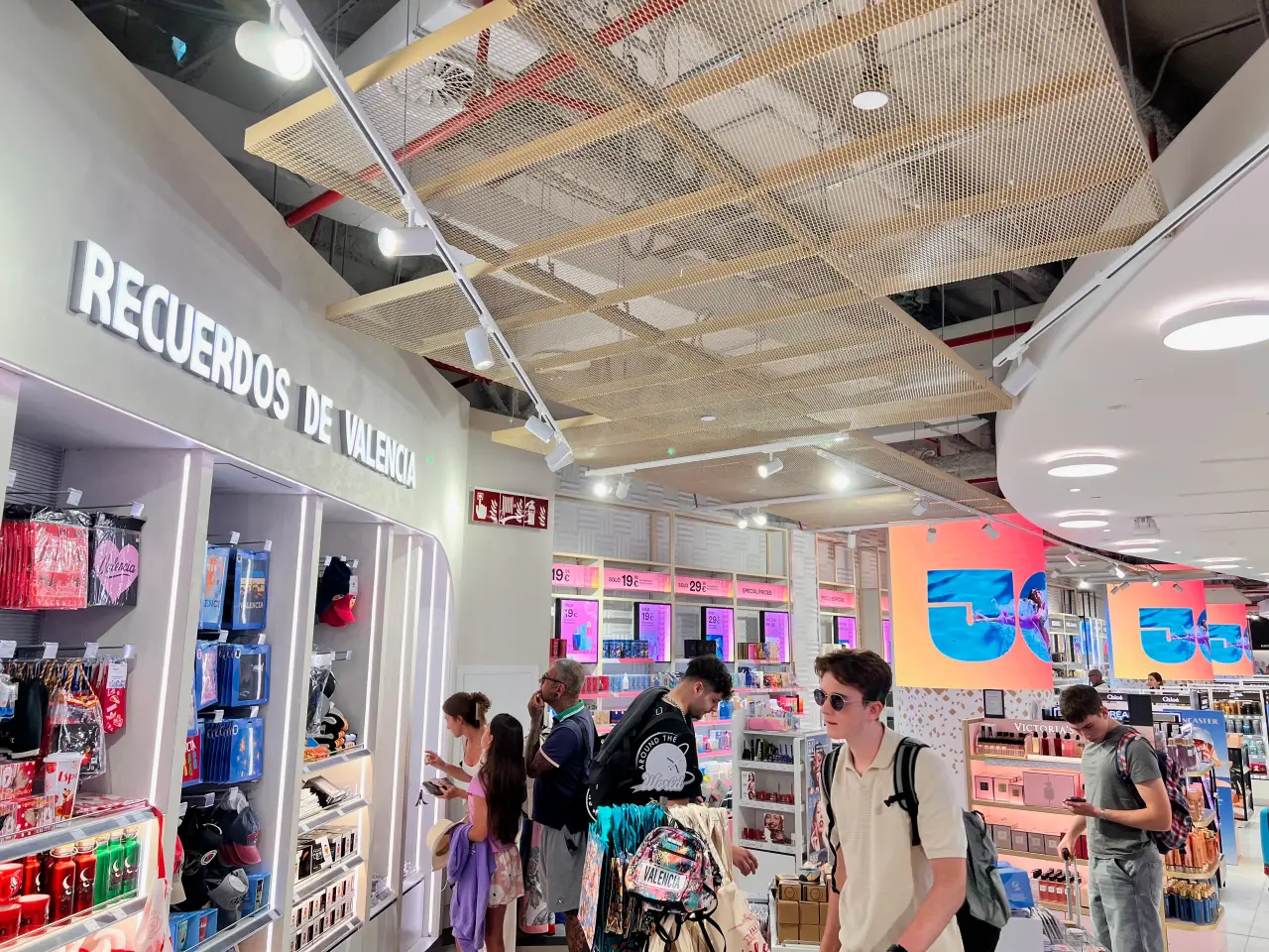 International Travelers Push Valencia Airport To Historic High In August 2 valencia airport souvenir shop