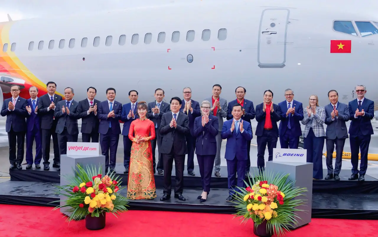 Vietnamese President Luong Cuong, Vietjet executives, and Boeing leaders attend the delivery ceremony of Vietjet’s first Boeing 737-8 aircraft in Seattle.