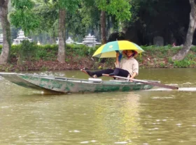 3a. Paddler using legs to row Tam Coc