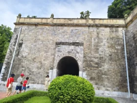 8b. Side gate