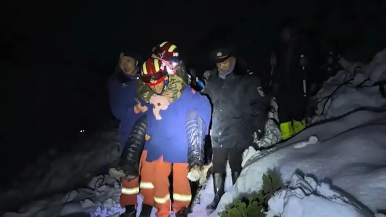 Blizzard Traps Hundreds Near Mount Everest As China’s Golden Week Turns Deadly 2 Rescuers carry a stranded hiker through deep snow during a nighttime operation on the Tibetan side of Mount Everest after a severe blizzard.