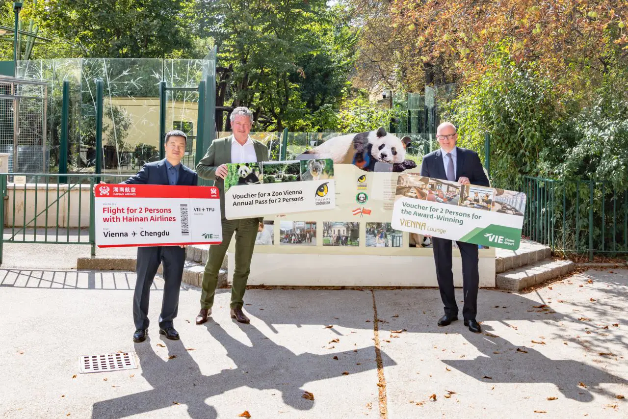 Representantes de Hainan Airlines, el zoológico de Schönbrunn y el aeropuerto de Viena anuncian el patrocinio de pandas en el zoológico de Schönbrunn y un viaje de regalo a Chengdu.