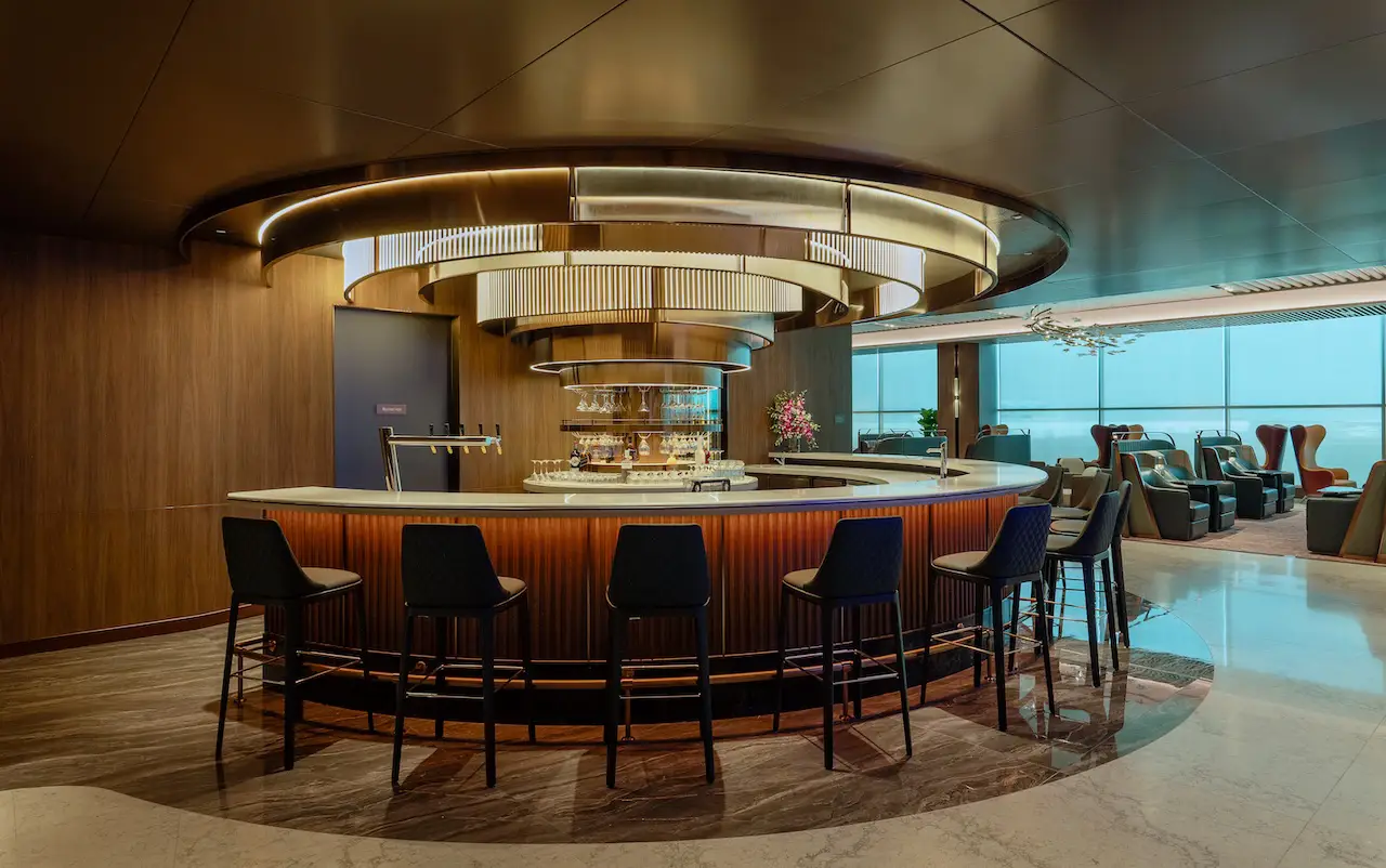 Singapore Airlines Unveils New First Class Silver Kris Lounge At Changi Airport 3 Signature Bar inside Singapore Airlines’ First Class SilverKris Lounge at Changi Airport, featuring a circular counter and elegant lighting.