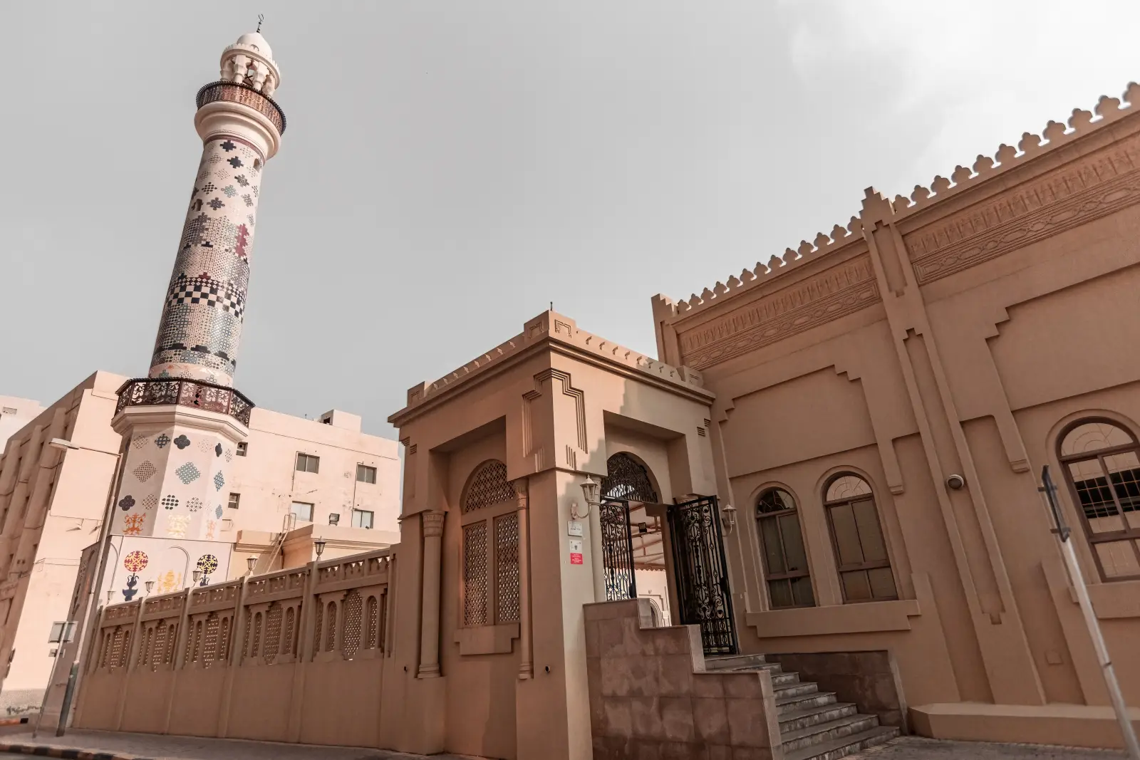 Why Winter Is The Best Time To Visit Bahrain: Weather, Activities, And Top Experiences 3 Masjid Fareej Al Fadhel mosque with its patterned minaret in Manama, Bahrain.