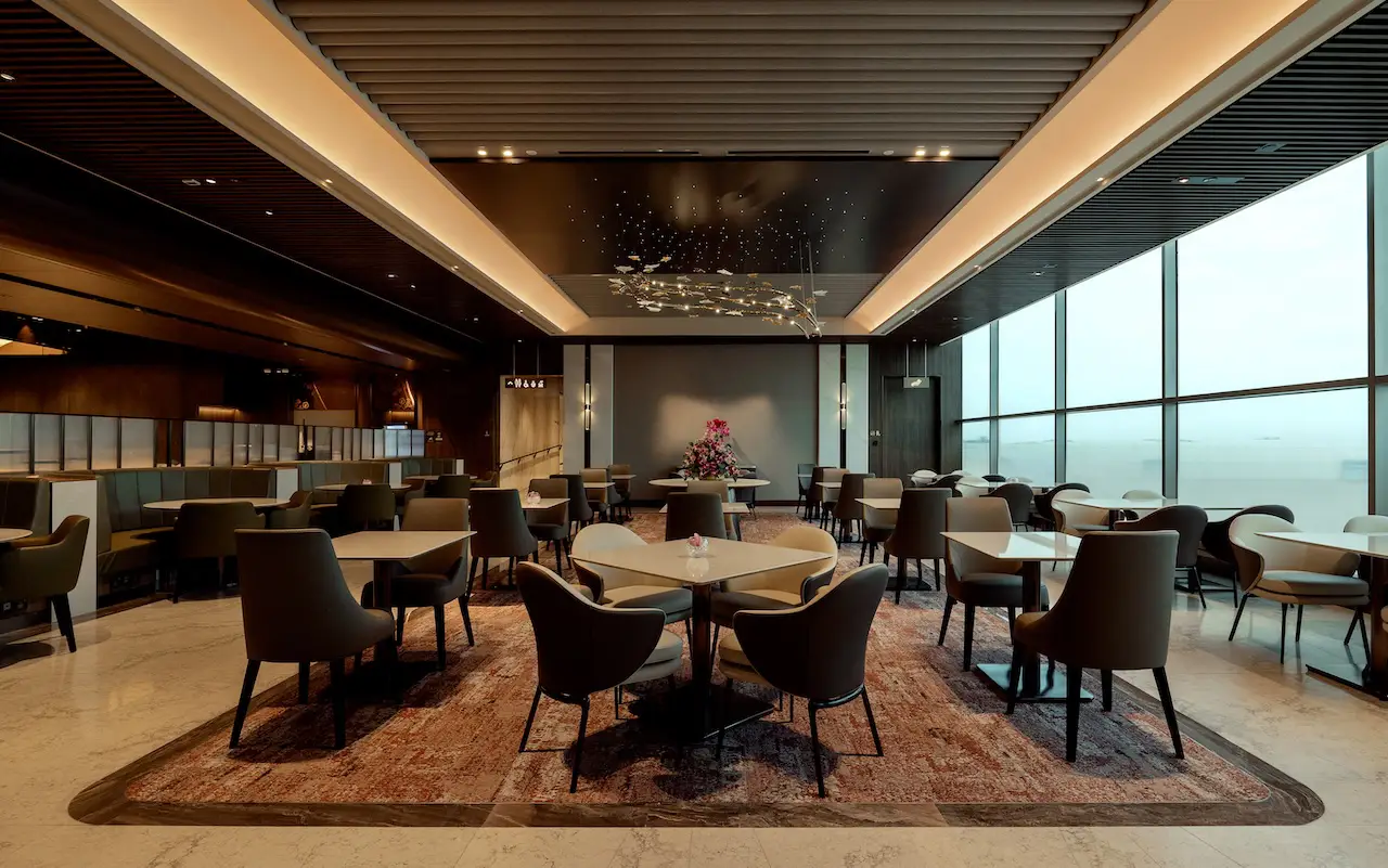 Singapore Airlines Unveils New First Class Silver Kris Lounge At Changi Airport 4 Dining area of Singapore Airlines’ First Class SilverKris Lounge at Changi Airport, with elegant seating, chandeliers, and floor-to-ceiling windows.