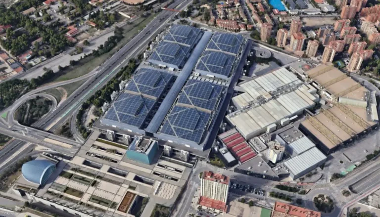 Aerial view of Feria Valencia exhibition complex with large rooftop solar panel installation.