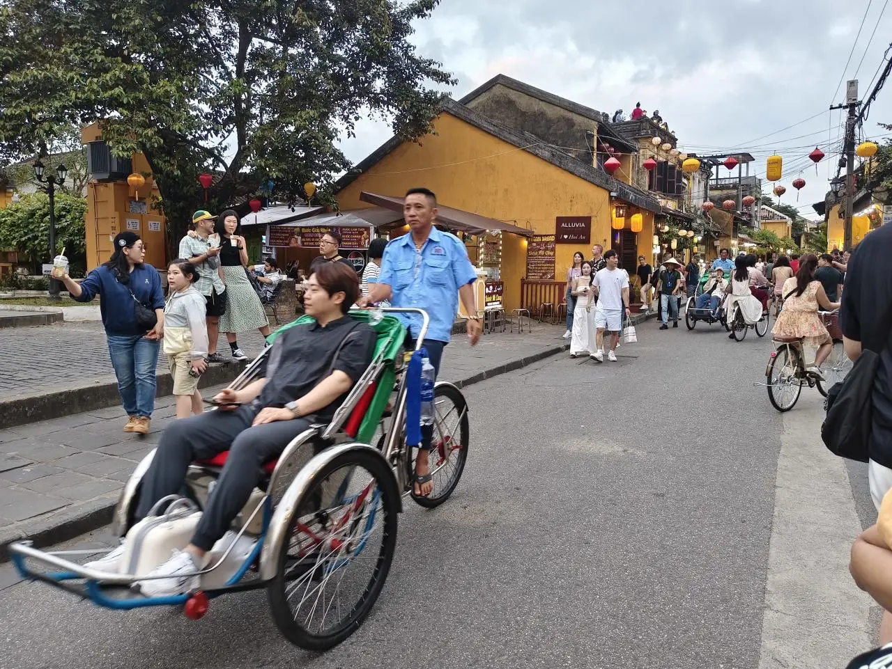 Chinese tourists comprise 25% of international arrivals to Vietnam in 2025, which hit new record of 21 million