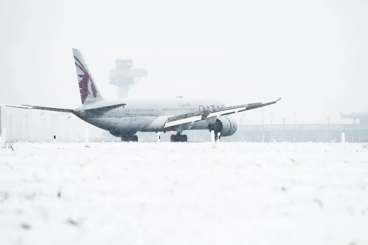 Black Ice Forces Berlin-Brandenburg Airport Shutdown, Hundreds of Flights Canceled