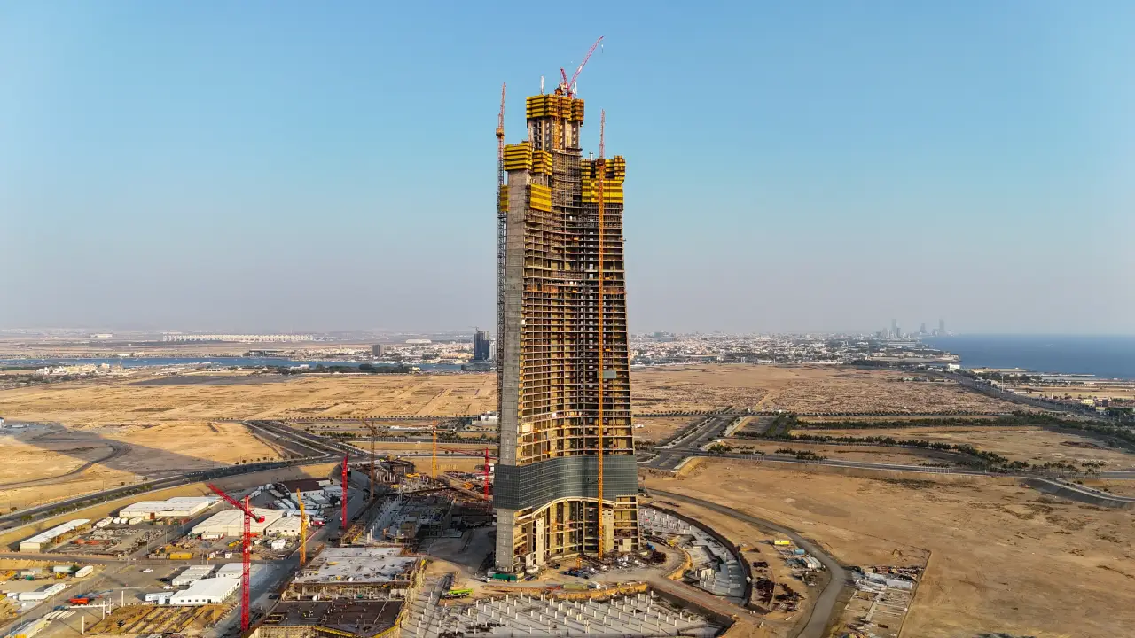 Jeddah Tower under construction rising above the desert landscape in Saudi Arabia, with cranes working on upper floors toward world’s tallest skyscraper.