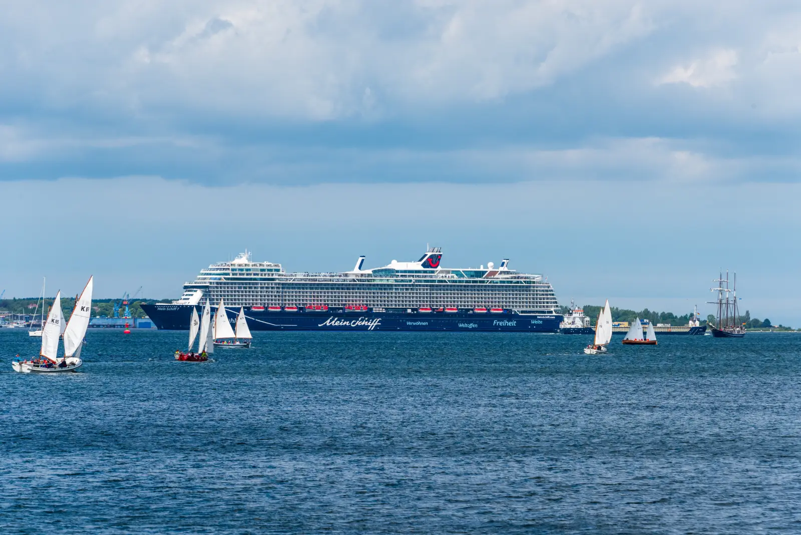 mein-schiff-cruise-ship-sailing