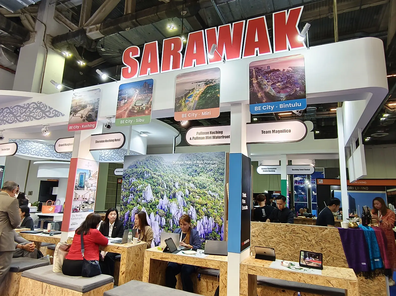 马来西亚在 Tms Apac 2026 上加强其全球会展战略 4 新加坡 TMS APAC 2026 的砂拉越展位以古晋、诗巫、美里和民都鲁为特色,并在 MICE 展台举行商务会议