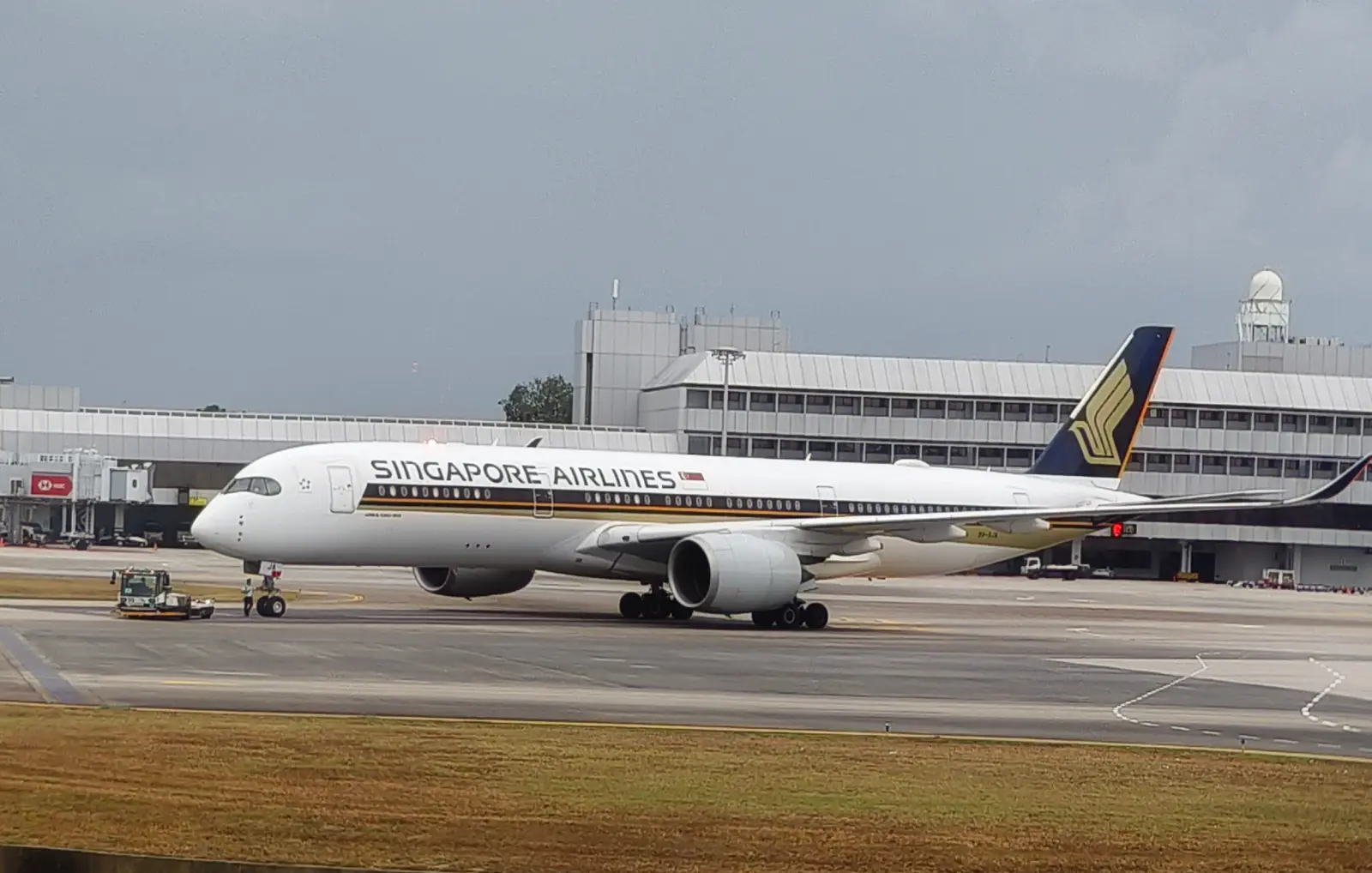 Singapore Airlines delays launch of new first, business class seats on Airbus A350 due to supply chain constraints