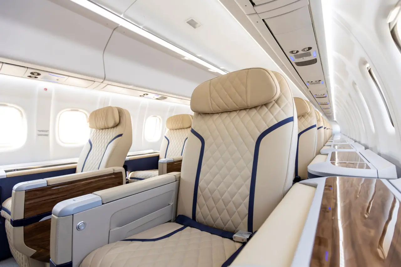 全球首架Atr 72-600飞机将全部商务舱客舱交付给马来西亚成功航空3 成功航空 ATR 72-600 优质支线飞机内全商务舱座椅的特写视图