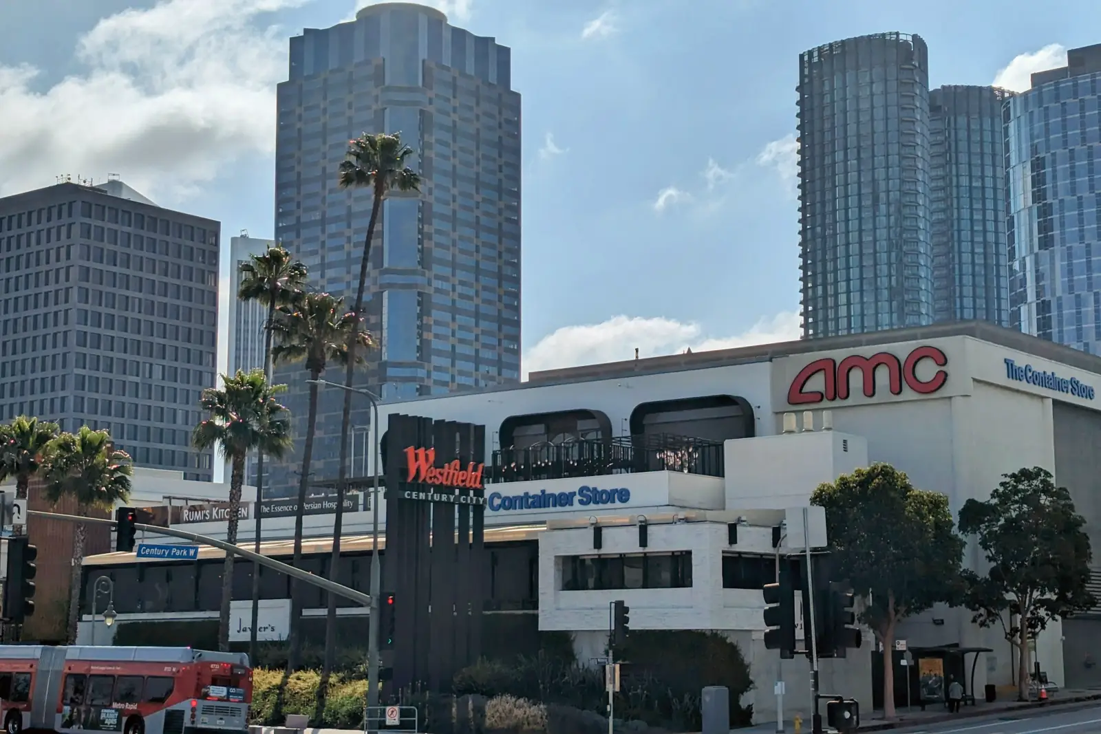 Westfield Century City shopping center and AMC theatre in Los Angeles, surrounded by modern high-rise buildings and palm trees. Haha169 / Wikimedia Commons / CC BY-SA 4.0