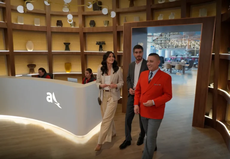 Avianca premium travelers arriving at an airport VIP lounge with personalized concierge service