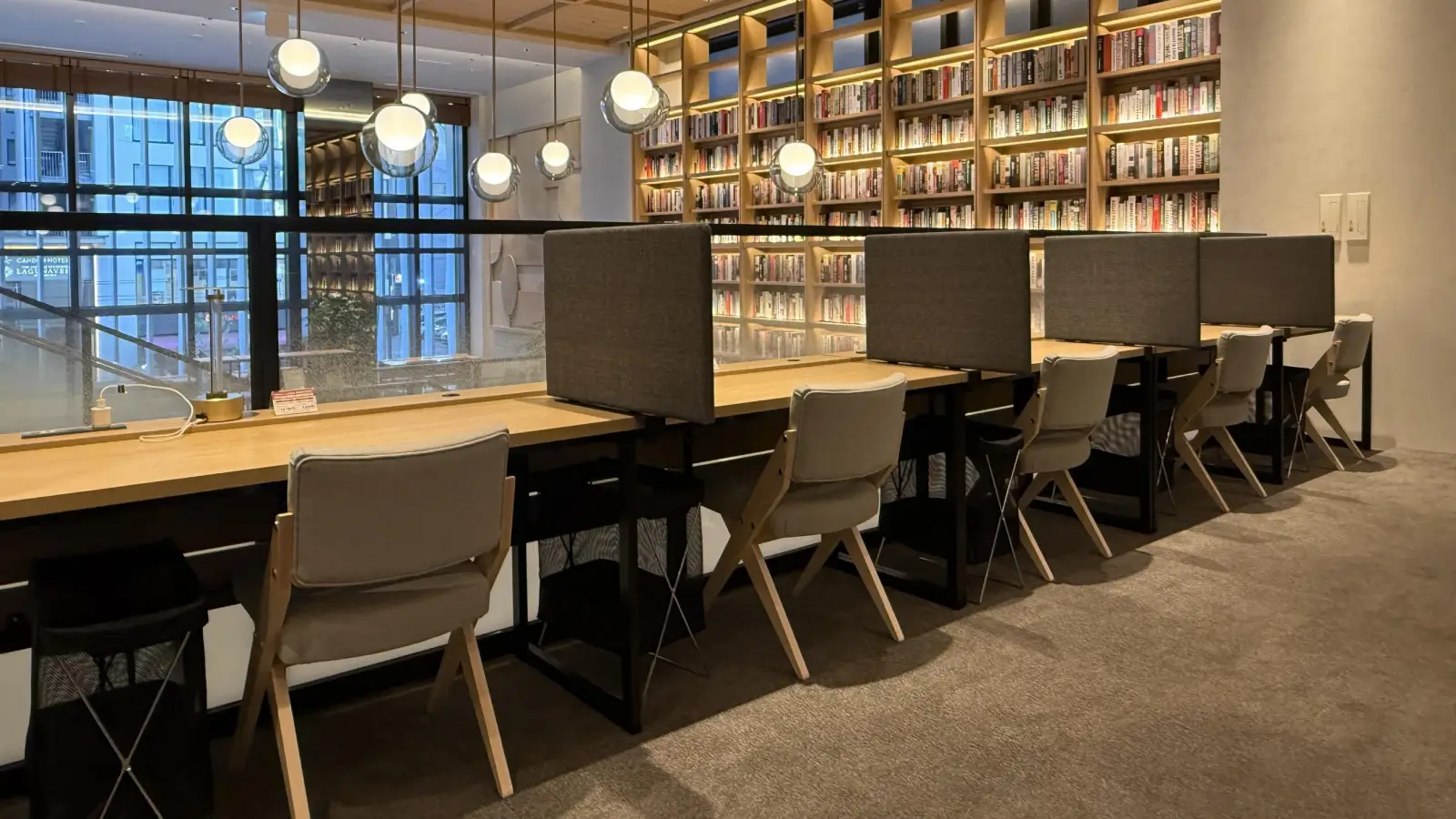 Accor Unveils Its First Mercure In Hiroshima And The Second Dual-Branded Collaboration In Japan 4 Modern co-working area inside SHARE LOUNGE at Mercure Tokyu Stay Hiroshima with private desks, bookshelves and ambient lighting.