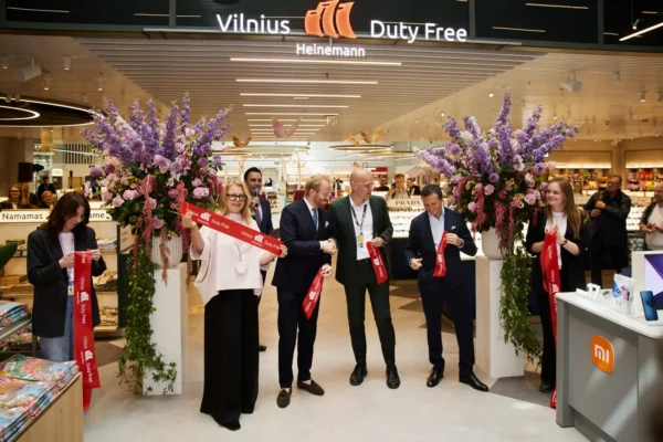 Home 11 Officials and executives celebrate the reopening of the Vilnius Duty Free store with a ribbon-cutting ceremony at Vilnius Airport.