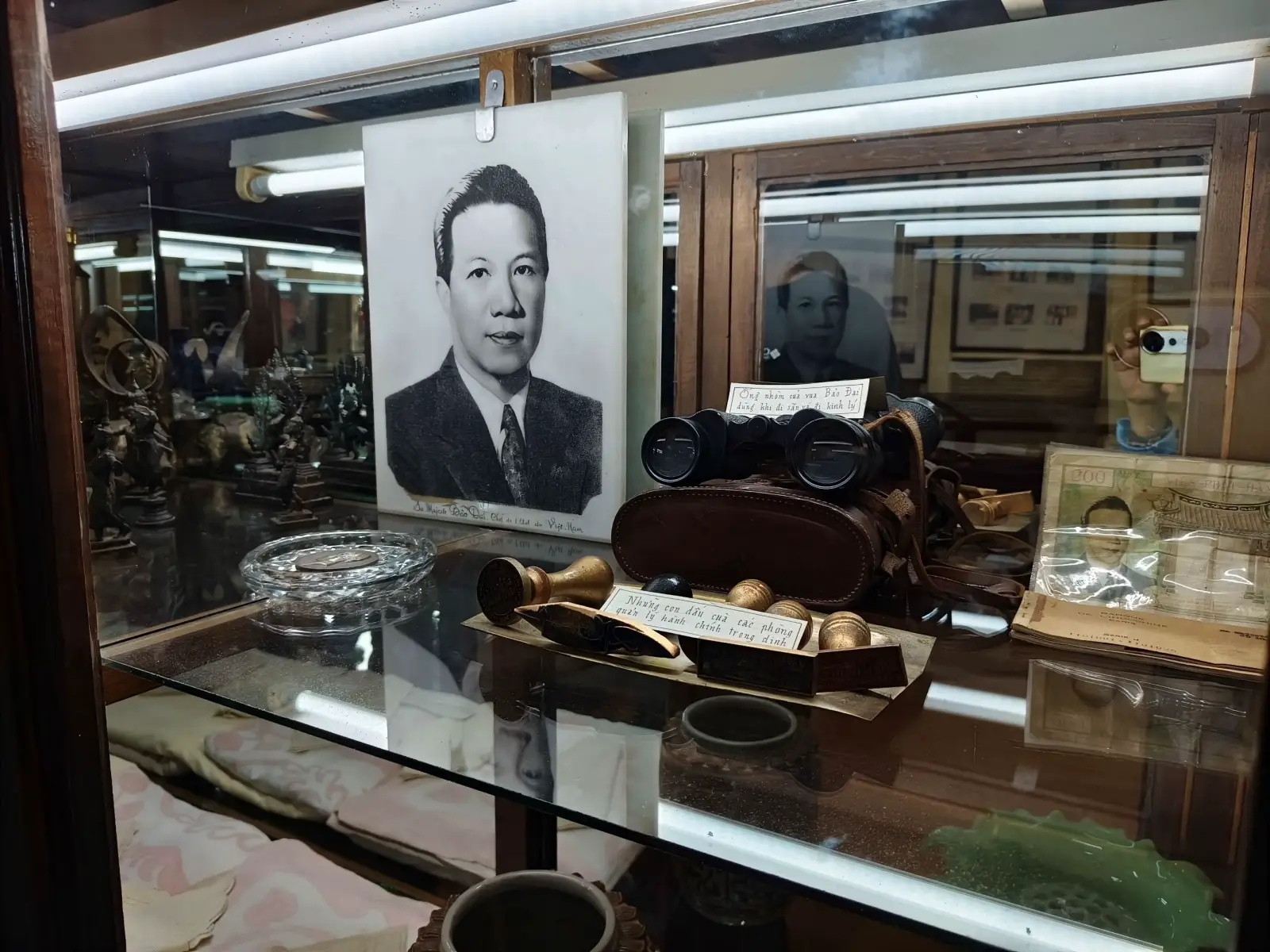 Memories From A Bygone Era: The Summer Holiday Villa Of Vietnam’s Last King 11 4c. Kings photo on display Dinh3 Vietnam
