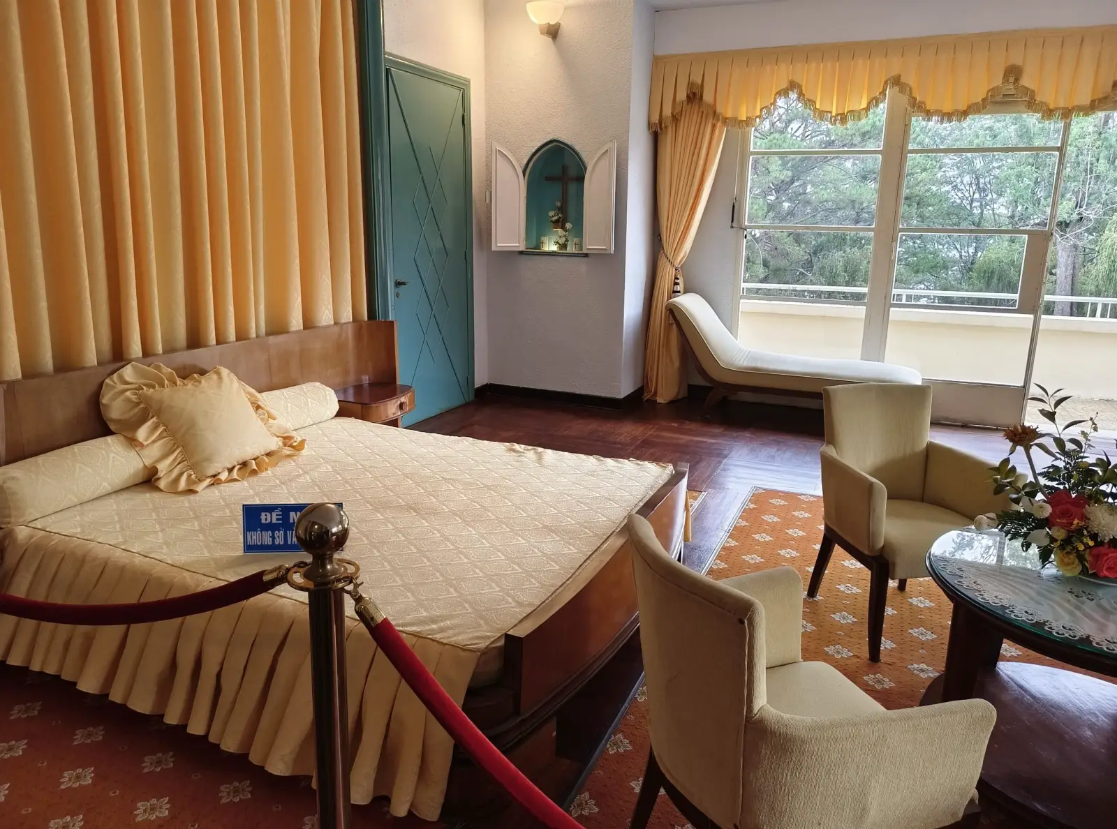 Memories From A Bygone Era: The Summer Holiday Villa Of Vietnam’s Last King 19 7c. Queens bedroom Dinh3 Vietnam