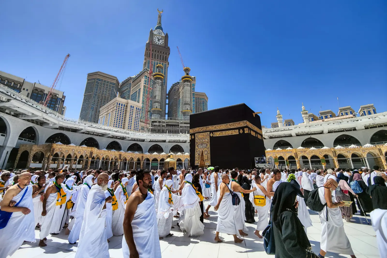 New Umrah Visa Guide Aims To Make Saudi Pilgrimage Planning Easier 5 Pilgrims gather around the Kaaba at Masjid al-Haram in Mecca, Saudi Arabia, during the Umrah pilgrimage, with the Abraj Al Bait Clock Tower in the background.