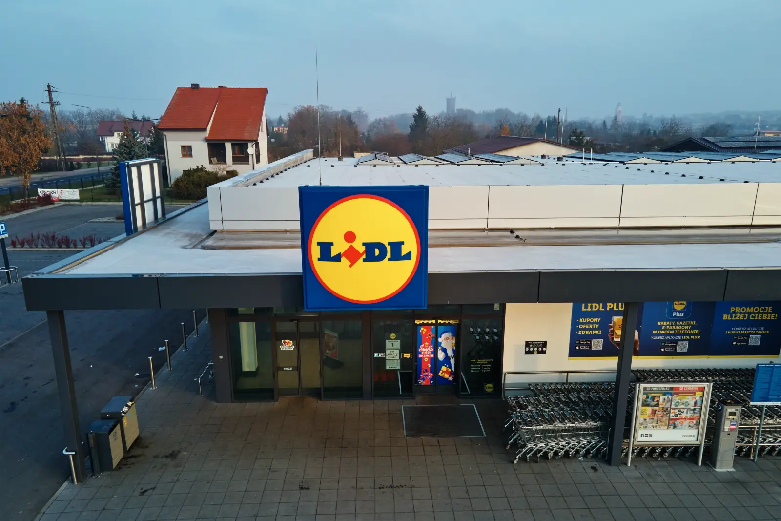 Lidl Warns Of Phishing Risk After Customer Data Theft 3 Aerial view of a Lidl supermarket entrance with its large logo and shopping carts.