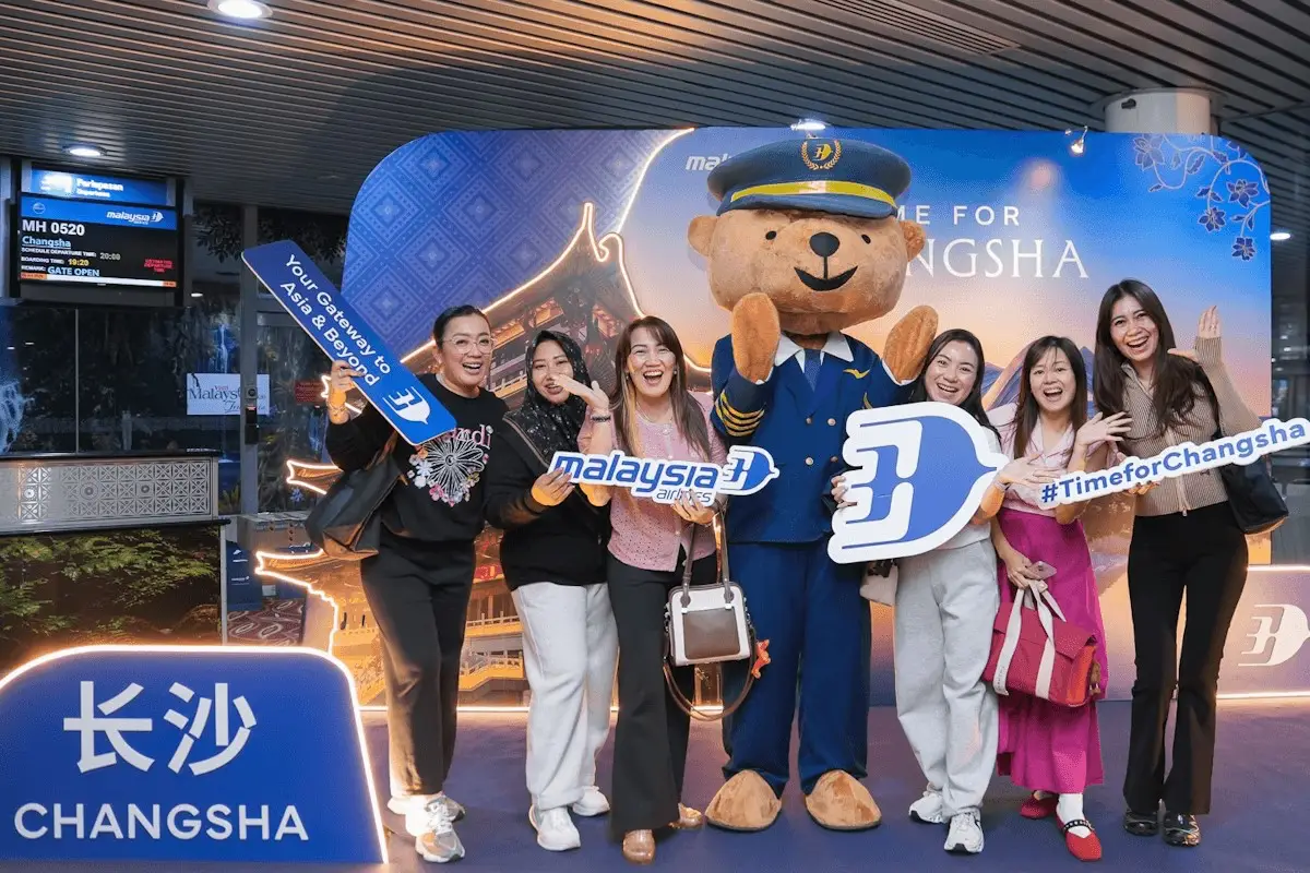 Malaysia Airlines Expands China Network With The Introduction Of Shenzhen And Changsha 3 Passengers pose with the Malaysia Airlines pilot mascot to celebrate the launch of flights to Changsha.