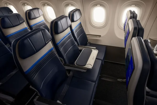 United Economy Plus cabin on an Airbus A321XLR featuring an open middle seat with a shared table.